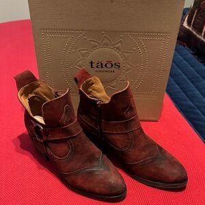 Taos Footwear Women's Brown Suede Ankle Boots